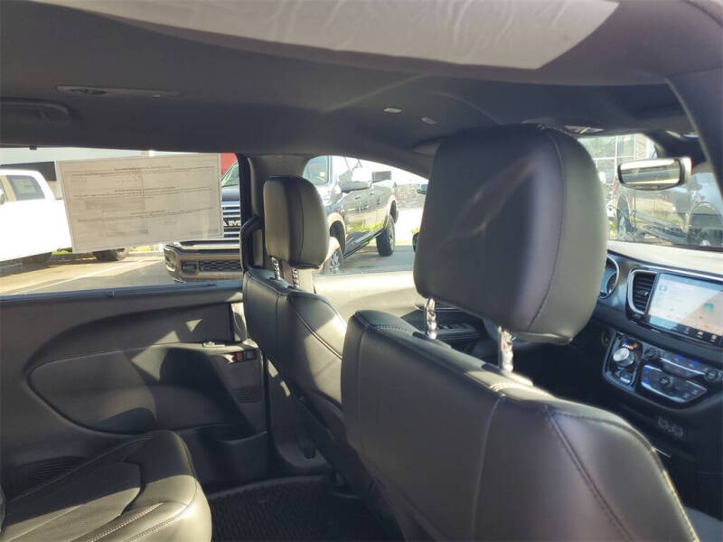 2025 Chrysler Voyager LX