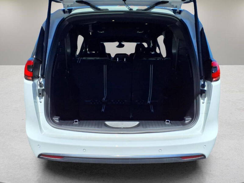 2027 Chrysler Pacifica Select
