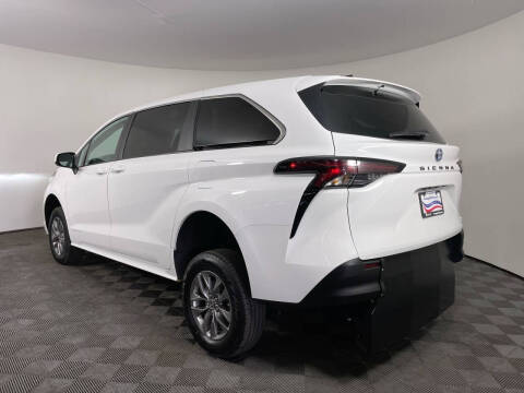 2023 Toyota Sienna LE 8-Passenger