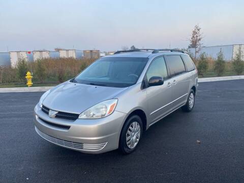 2004 Toyota Sienna for sale at Clutch Motors in Lake Bluff IL