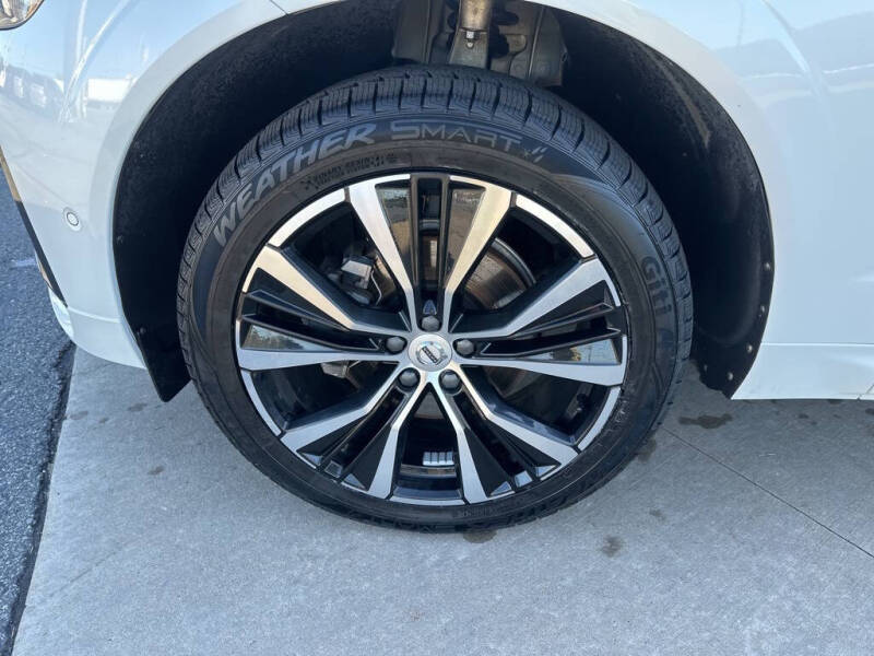 2023 Volvo XC60 B5 Plus Dark Theme