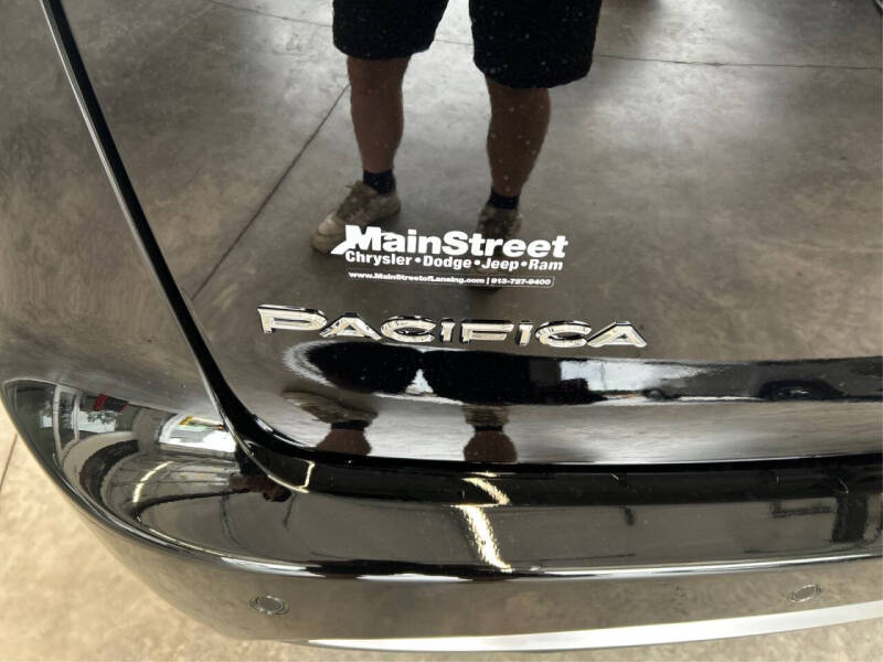 2027 Chrysler Pacifica Select