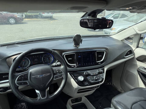 2017 Chrysler Pacifica Touring-L