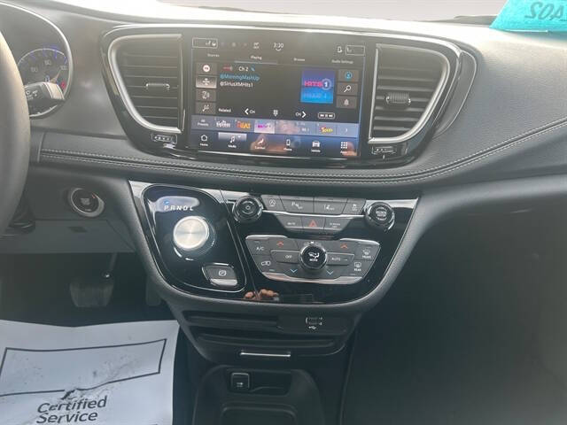 2026 Chrysler Pacifica Select