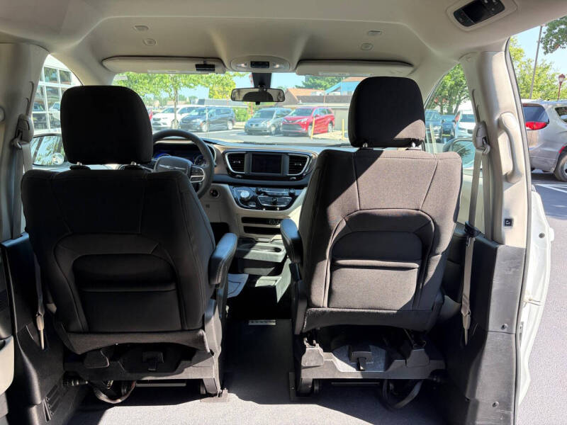 2022 Chrysler Voyager LX
