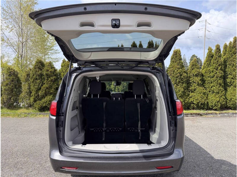 2023 Chrysler Voyager LX