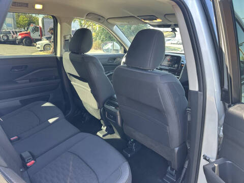 2025 Nissan Pathfinder SV