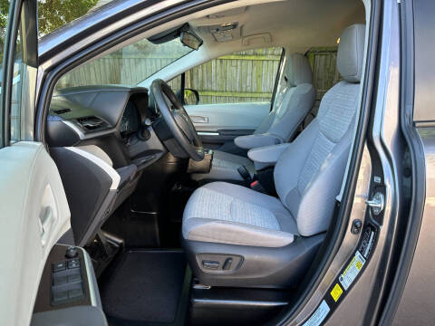 2022 Toyota Sienna LE 8-Passenger