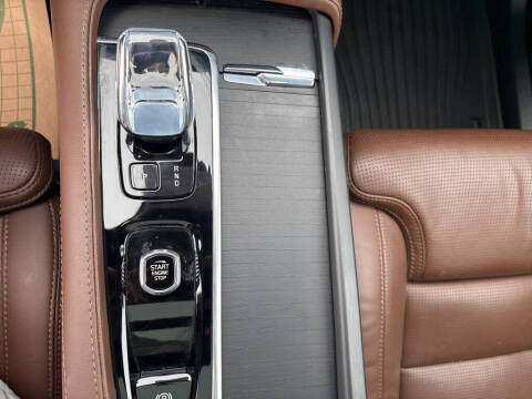 2024 Volvo XC90 Recharge T8 Ultimate Bright Theme 7P