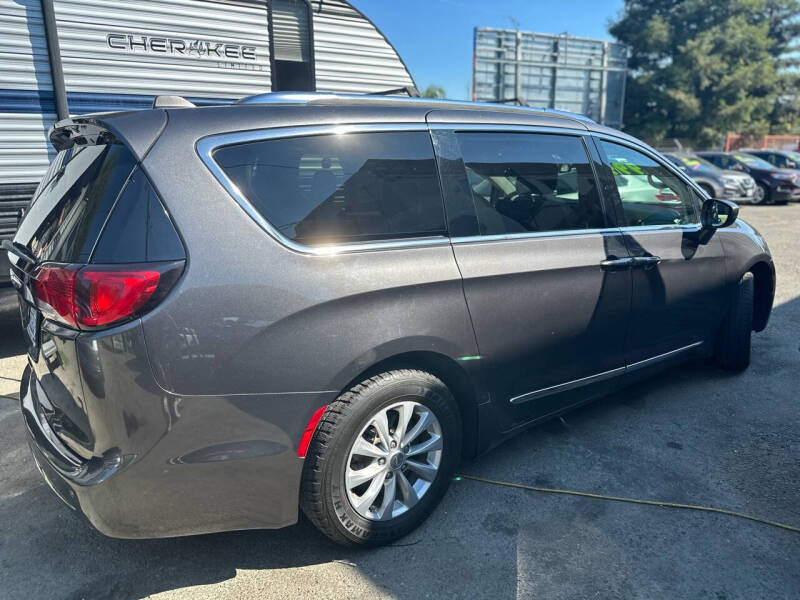 2018 Chrysler Pacifica null photo 14