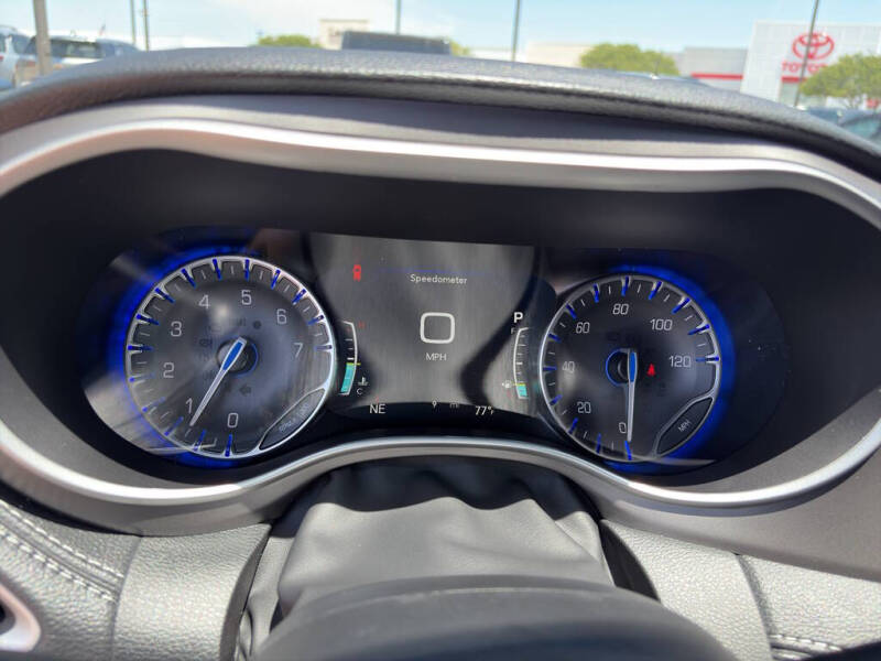 2027 Chrysler Pacifica Select