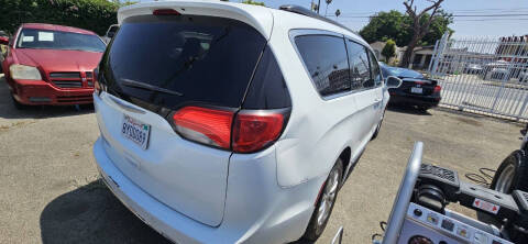 2017 Chrysler Pacifica Touring-L