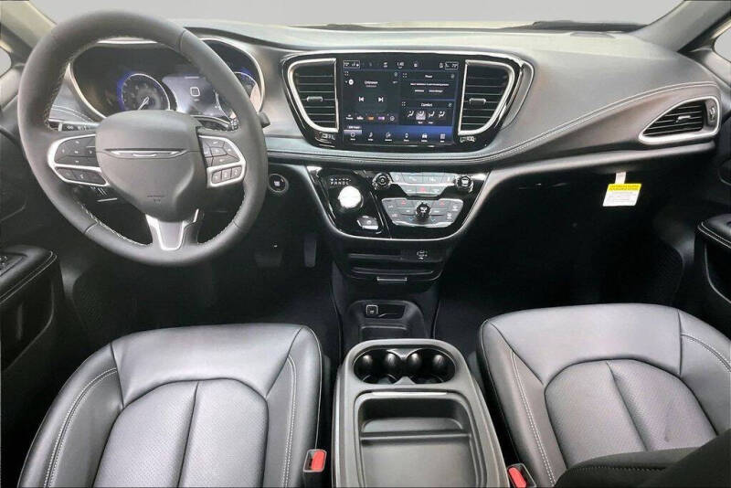 2027 Chrysler Pacifica Select