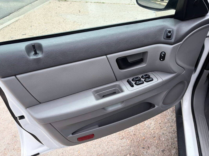 2005 Ford Taurus SE