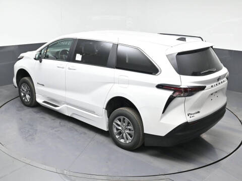 2025 Toyota Sienna LE 8-Passenger