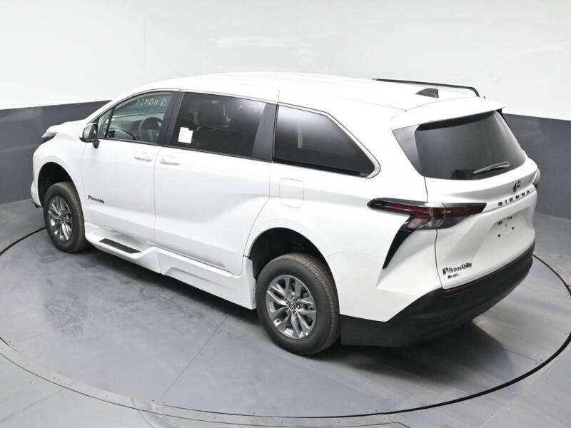 2025 Toyota Sienna LE 8-Passenger
