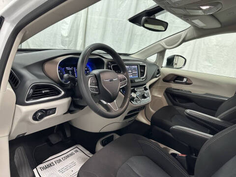 2023 Chrysler Voyager LX