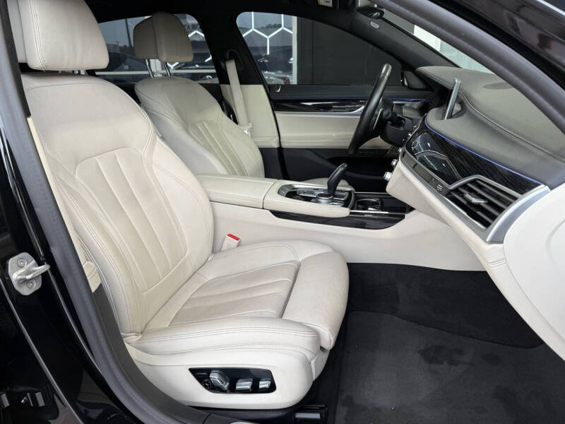 2022 BMW 7 Series 740i photo 19