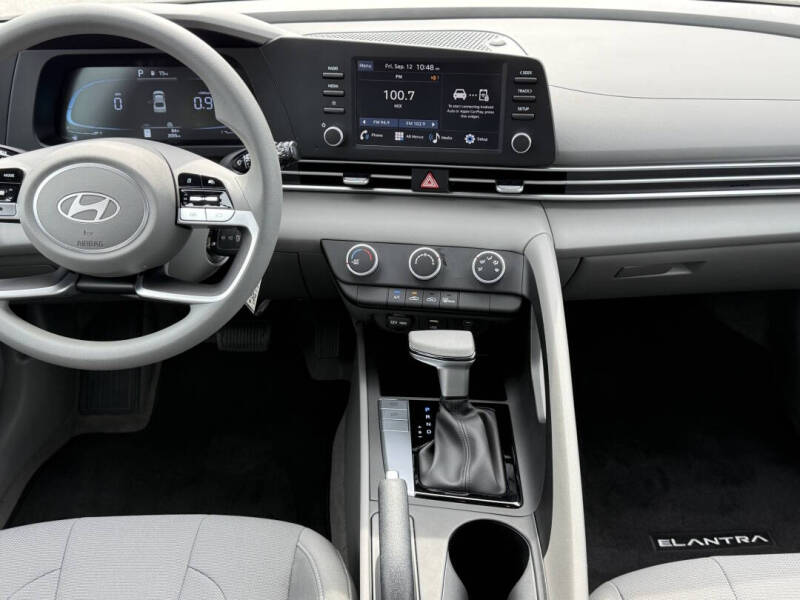 2025 Hyundai Elantra SE