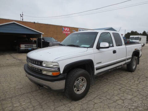 2000 Chevrolet Silverado 2500 for sale at Rondo Truck & Trailer in Sycamore IL