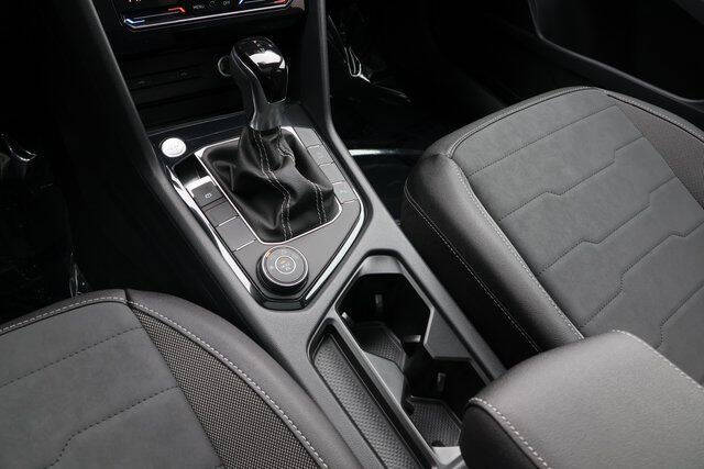 2025 Volkswagen Taos SE Black 4Motion