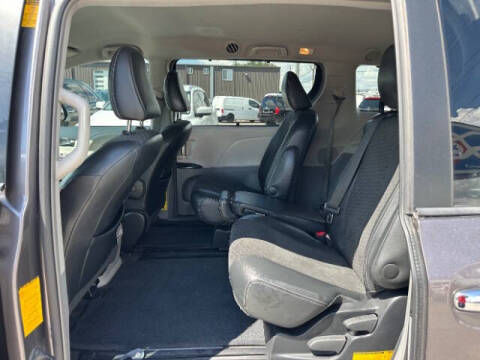 2014 Toyota Sienna SE 8-Passenger