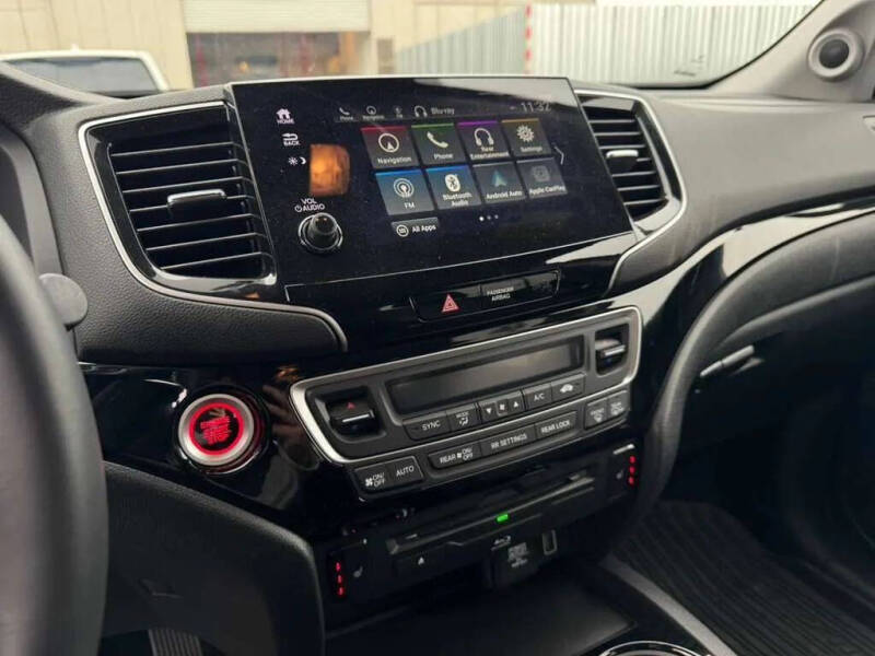 2022 Honda Pilot Touring w/Rear Captain's Chairs