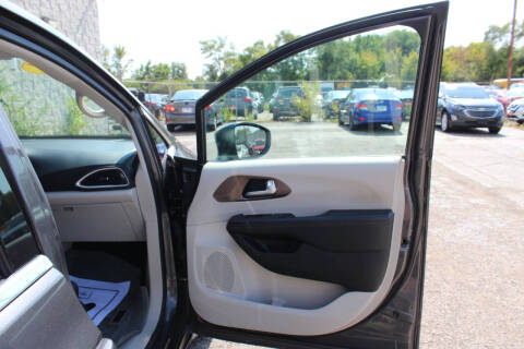 2017 Chrysler Pacifica Touring-L