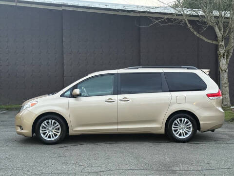 2014 Toyota Sienna XLE 8-Passenger