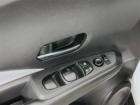 2022 Nissan Kicks SR