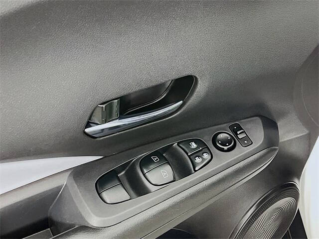 2022 Nissan Kicks SR