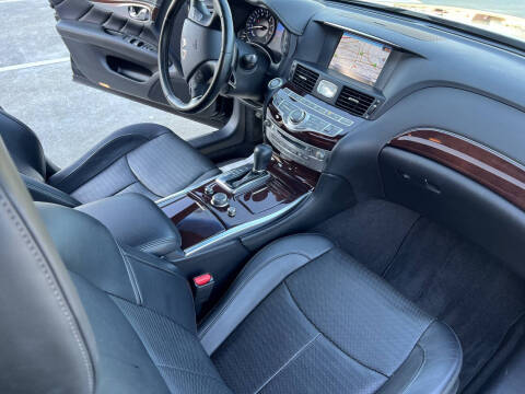 2017 Infiniti Q70 5.6