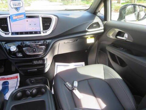 2025 Chrysler Voyager LX