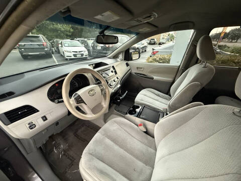 2011 Toyota Sienna LE 8-Passenger