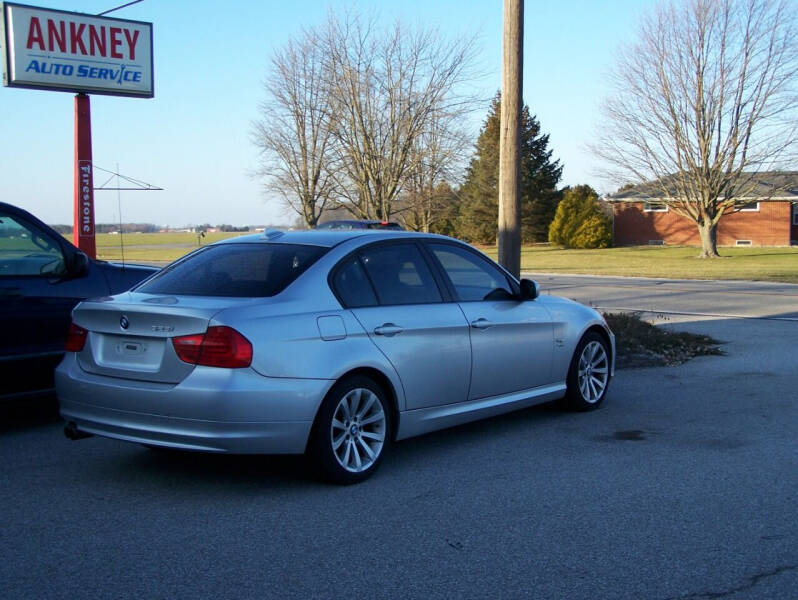 2011 BMW 3 Series 328i photo 2