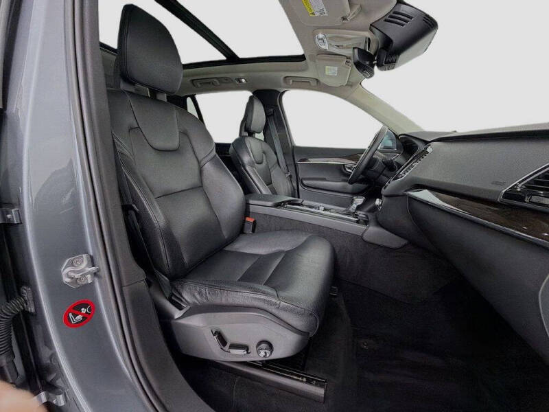 2016 Volvo XC90 T6 Momentum