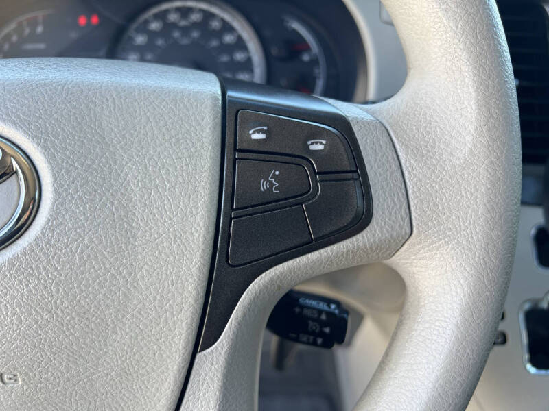 2013 Toyota Sienna LE 8-Passenger