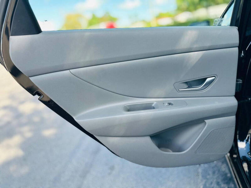 2025 Hyundai Elantra SE