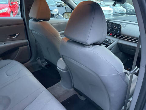 2023 Hyundai Elantra SE