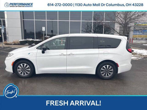 2025 Chrysler Pacifica Plug-In Hybrid Select