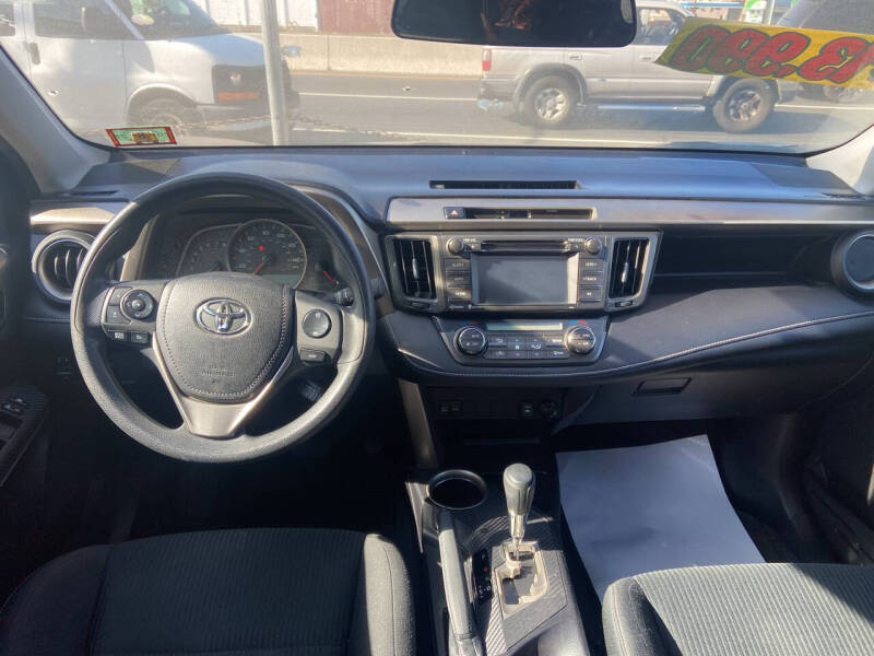 2014 Toyota RAV4 XLE photo 4