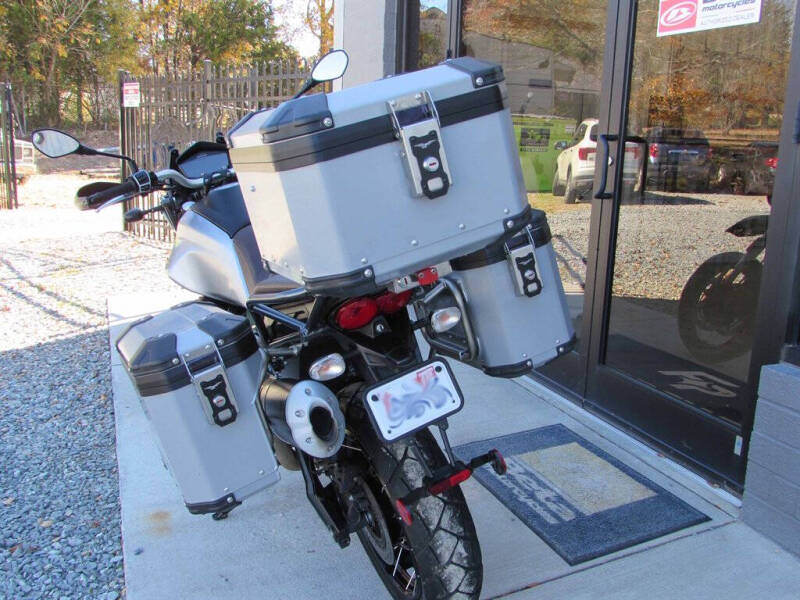 2022 Moto Guzzi V85TT