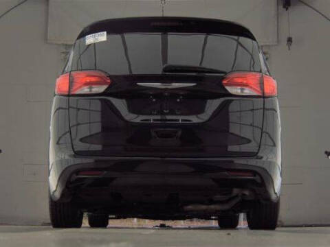 2022 Chrysler Voyager LX