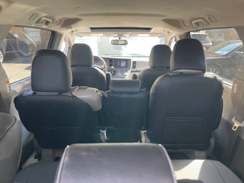 2015 Toyota Sienna XLE 7-Passenger Auto Access Seat