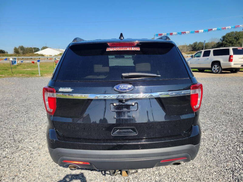 2017 Ford Explorer Base photo 3