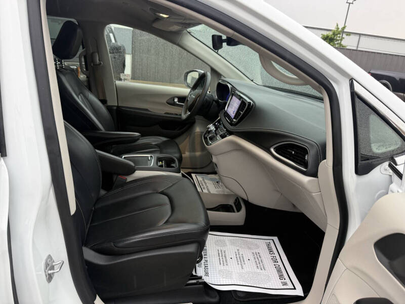 2023 Chrysler Pacifica Touring L