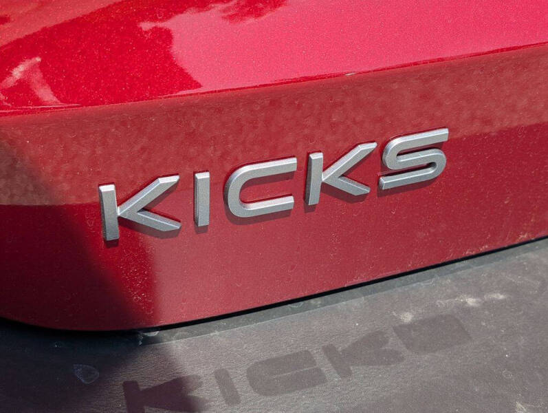 2025 Nissan Kicks SR