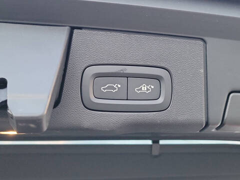 2023 Volvo XC60 B5 Plus Dark Theme