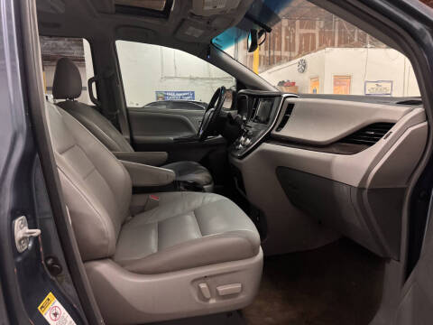 2016 Toyota Sienna XLE Premium 8-Passenger