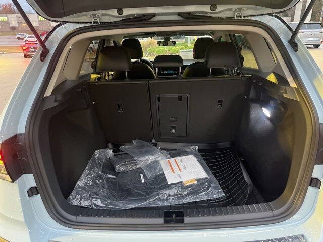 2026 Volkswagen Taos SE Black